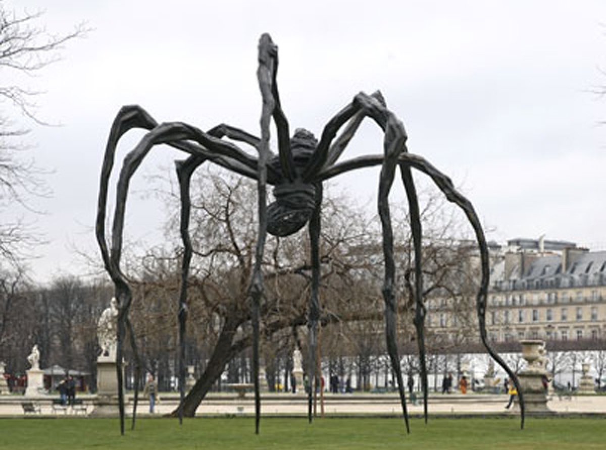 Τα εμβληματικά γλυπτά της Louise Bourgeois έχουν μια εκπληκτική ιστορία