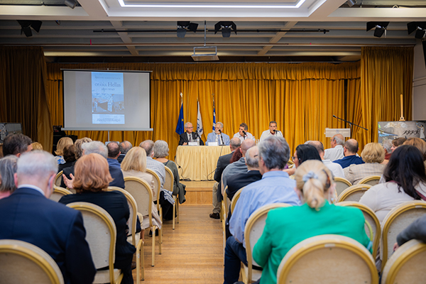 To panel το ακροατήριο και η προβολή του εξωφύλλου του βιβλίου Image
