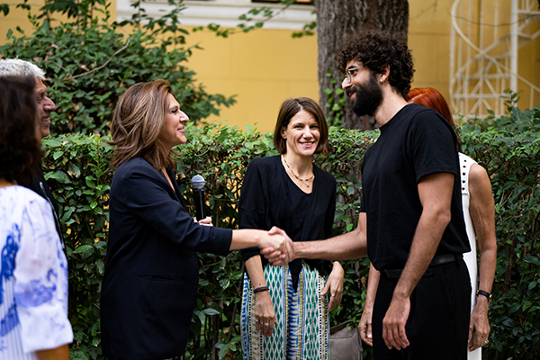 Απονομή του Art Athina Young Artist Award. Θούλη Μισιρλόγλου, (Ιστορικός της Τέχνης και Καλλιτεχνική Διευθύντρια-MOMus-Μουσείο Σύγχρονης Τέχνης-Συλλογές Μακεδονικού Μουσείου Σύγχρονης Τέχνης και Κρατικού Μουσείου Σύγχρονης Τέχνης), Δάφνη Βιτάλη (Ιστορικός της Τέχνης και Επιμελήτρια-Εθνικό Μουσείο Σύγχρονης Τέχνης (ΕΜΣΤ)), Πάνος Προφήτης (νικητής βραβείου ΑΑ2024) Image